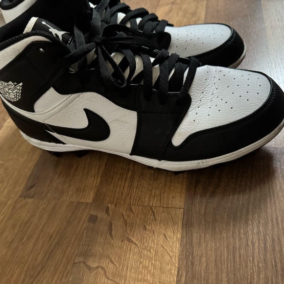 Men’s Jordan 1 Alpha Menace Mid football cleats - Picture 2 of 8